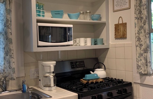 Oregon House | Beauty by the Bay Charming 2-bedroom house in superb Oregon Ohio with WiFi