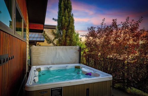 Southern Crossing House | Bend Riverside - Waterfront, Hot Tub & Gym