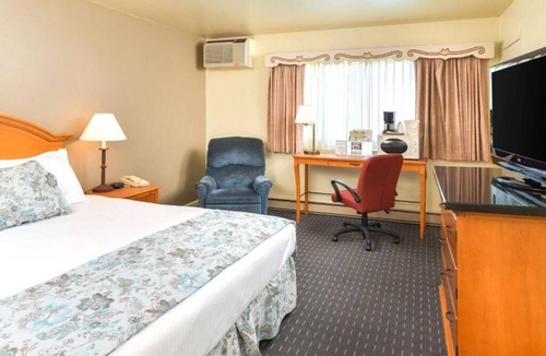 Solvang Hotel | Best Find! 4 Family-Friendly Units, Outdoor Pool and Parking!