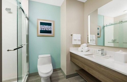 Marathon House | Best for Couples! Convenient Room w/ King Bed, FREE Breakfast, Outdoor Pool