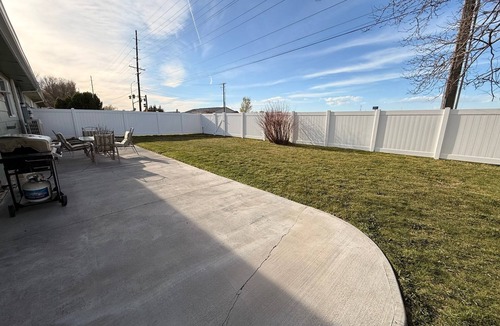 Idaho Falls Condo | BEST REVIEWS! Relax and be Comfortable with Big Screen TV, Hot Tub and BBQ