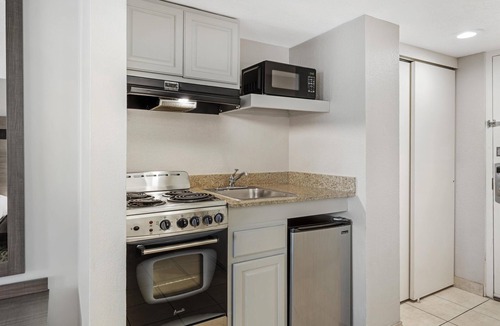 Cottage Line Hotel | Best Western Plus Chesapeake Bay-Norfolk
