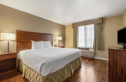 Palmdale Hotel | Best Western Plus John Jay Inn & Suites