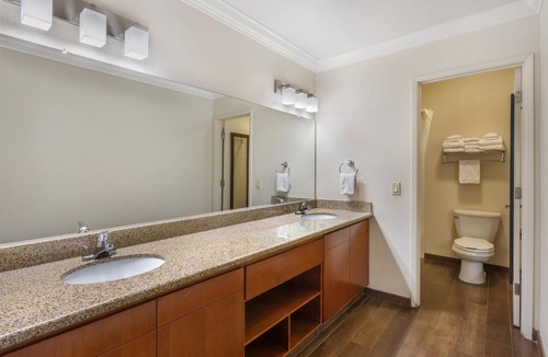 Tulare Hotel | Best Western Town & Country Lodge