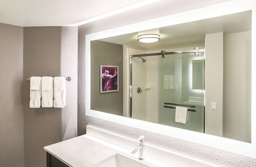 Woodlands Village House | Better Choice for your Vacation! 2 Pet-Friendly Units, Pool, Free Parking