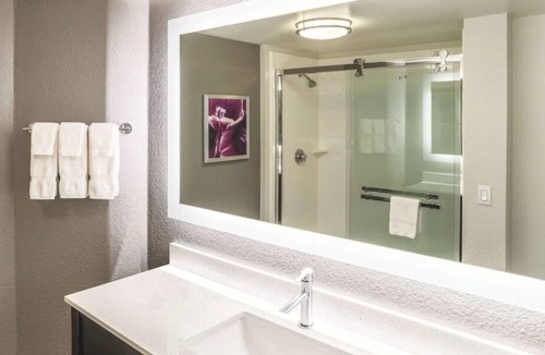 Woodlands Village House | Better Choice for your Vacation! 3 Family-Friendly Units, Pool, Free Parking