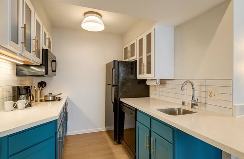Sunnyvale Hotel | Better Choice for your Vacation! THREE Relaxing 2BR Suites, Swimming Pool!