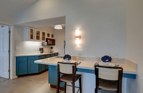 Sunnyvale Hotel | Better Choice for your Vacation! THREE Relaxing 2BR Suites, Swimming Pool!