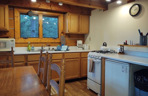 Condon Cabin | Beyersfort next to Cygnet Lake - Sleeps 5, Private Dock w/Canoe, No Wi-Fi