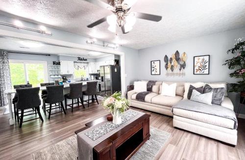 Stanton House | Bhie Lovely Hideaway - RRG - Peaceful - Cozy Stay Stanton location just steps from Kroger and a short 15-minute drive to Natural Bridge Ideal home base for hikers climbers