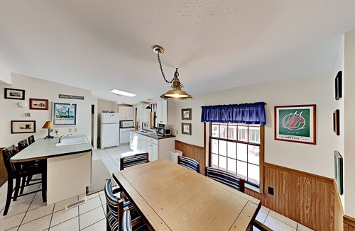 Put-in-Bay House | Big Corner Hideaway—Bring 12 ppl | IC61