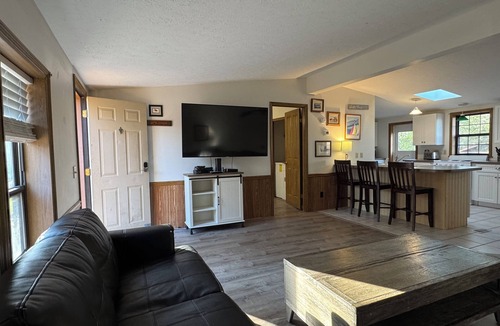Put-in-Bay House | Big Corner Hideaway—Bring 12 ppl | IC61