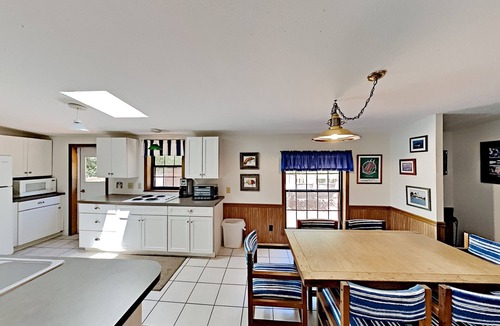 Put-in-Bay House | Big Corner Hideaway—Bring 12 ppl | IC61