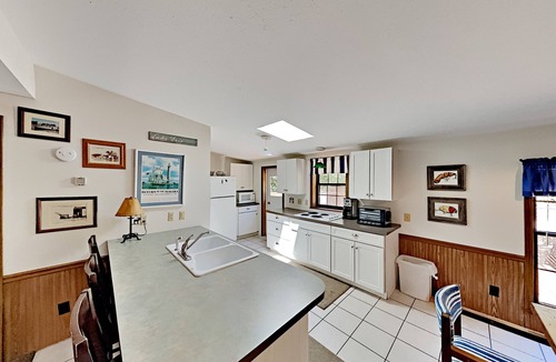 Put-in-Bay House | Big Corner Hideaway—Bring 12 ppl | IC61