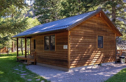 Drummond Cabin | Bighorn Cabin #1 - Have breakfast with Bighorn Sheep!