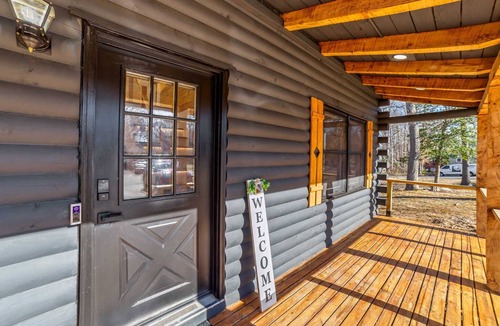 Lusby Cabin | Black Luxury Cabin Fire Pit Game Room.10 Guests