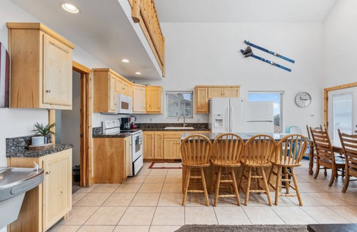 Harbor Village House | Blackberry Manor | Sleeps 26, AC, Hot Tub, Volleyball, Arcades, Lake Views!