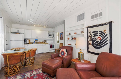 Blenman-Elm House | Blenman Elm Casita – Private Yard, Patios + Parking