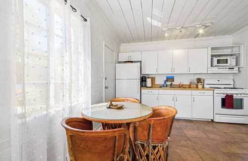 Blenman-Elm House | Blenman Elm Casita – Private Yard, Patios + Parking