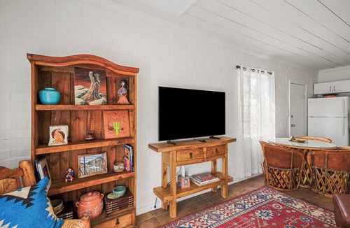 Blenman-Elm House | Blenman Elm Casita – Private Yard, Patios + Parking
