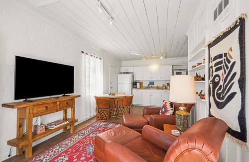 Blenman-Elm House | Blenman Elm Casita – Private Yard, Patios + Parking