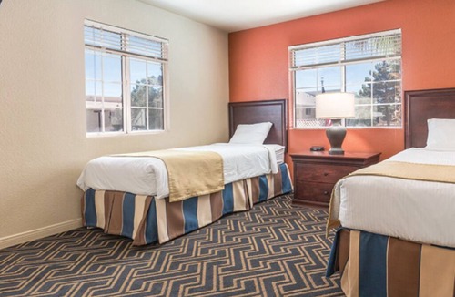 Paradise Ski Chalet | BLOCK WM Spencer St - 1br