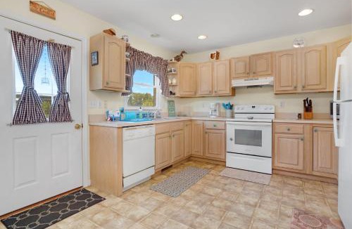 Chincoteague House | Blue Chair Bay - Waterfront townhome with Fishing pier!