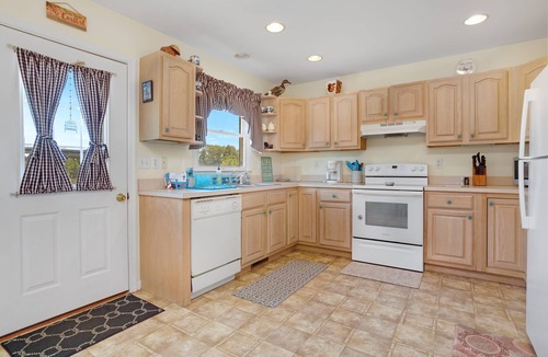 Chincoteague House | Blue Chair Bay | South Main Bayfront w/2-Level Screened Porches, Sunset Views & Shared Pier