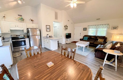 Ocracoke House | Blue Crab: Spacious screened porch, short stroll to Ocracoke Coffee Co.