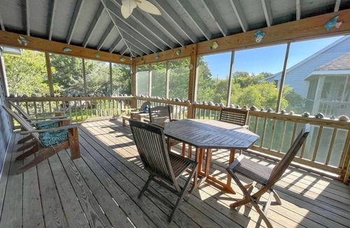 Ocracoke House | Blue Crab: Spacious screened porch, short stroll to Ocracoke Coffee Co.