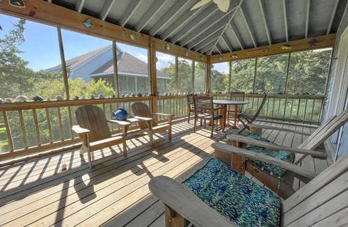 Ocracoke House | Blue Crab: Spacious screened porch, short stroll to Ocracoke Coffee Co.