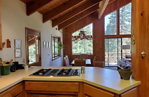Ponderosa Cabin | Blue Jay's Nest Sequoia Cabin in Ponderosa, CA