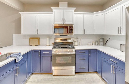 Sunset House | Boise Blue Retreat - North End, Hot Tub, 4BR , 3BA, Walking distance to Hyde Park and Camel’s Back Park. Close to Boise White Water park. E Bikes for rent.
