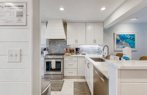 Spinnaker Beachhouses Villa | Bold villa with grill, outdoor shower & deck - by beach and Camp St. Christopher
