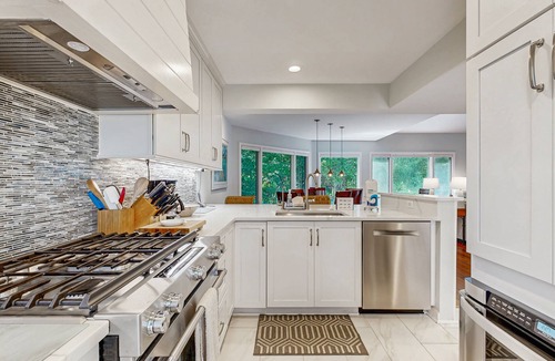 Spinnaker Beachhouses Villa | Bold villa with grill, outdoor shower & deck - by beach and Camp St. Christopher