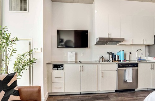 Downtown Phoenix Apartment | Boulevard Stays Downtown Highrise STU Sky Pool, Parking, Gym 15