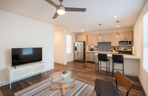 Evans Churchill Apartment | Boulevard Stays Modern Roosevelt 1BR Suite Pool & Gym Access