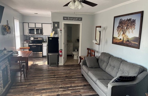 Bardstown Apartment | Bourbon Oak Hideaway 2 offers a 2 bed 2.5 bath apartment in historic Bardstown.