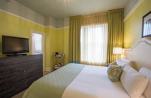 Goose Hollow Hotel | Boutique Hotel with Art, History, and Style in Portland! Enjoy On-site Bar!