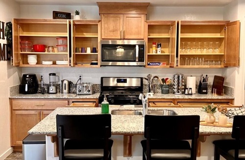 Chowchilla House | Brand New, 5 Bedroom/3 Bath Home- On your way to Yosemite!