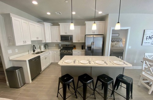 Hurricane Hotel | Brand new build 4B/3.5B in Zions Village w/Hot Tub