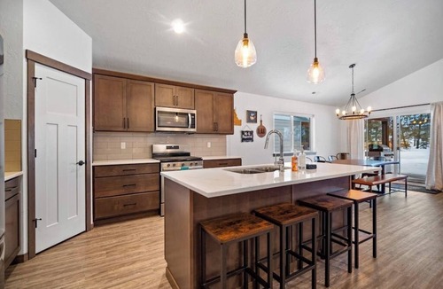 Ponderay House | Brand new centrally located home with game room, central AC, and washer/dryer