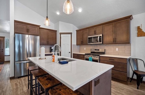 Ponderay House | Brand new centrally located home with game room, central AC, and washer/dryer