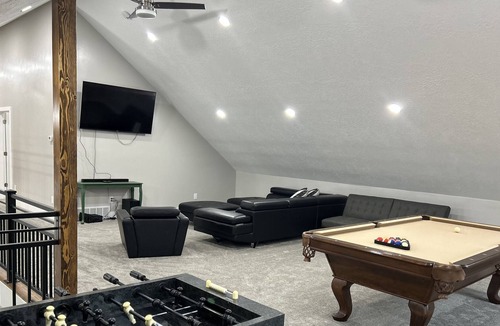 Leamington House | Brand New Home, hot tub, pool table, mountains, river float,dunes, rock hound