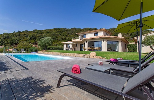 Tarcu House | Brand new Villa in front of the sea, swimmingpool
