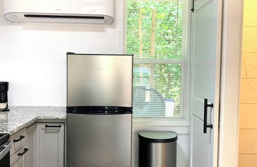 Chapel Hill Apartment | Bravo studio sanctuary; 8-mins to UNC; backyard