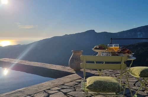 Porri Bed & Breakfast | Breakfast room with panoramic sea and mountain views