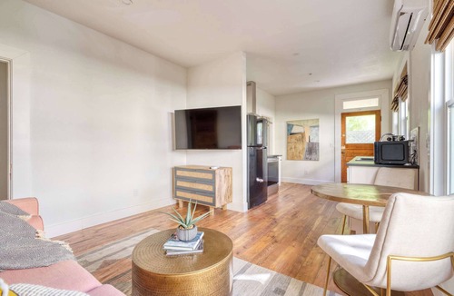 Uptown Apartment | Bright 1BR - Walk to Coffee, Food & Shopping