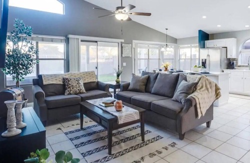 Avondale House | Bright & Airy Home: Near Golf, Parks & Attractions