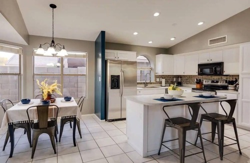 Avondale House | Bright & Airy Home: Near Golf, Parks & Attractions